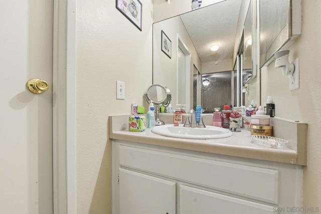 2566 White Oak Pl, Escondido CA: https://media.crmls.org/mediaz/cd9c1954-b6a7-4e34-96fd-65cba8315dad.jpg