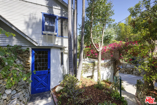 10411 Quito Lane, Los Angeles CA: https://media.crmls.org/mediaz/cd9c4d49-e581-429d-9056-fb2695bfd861.jpg