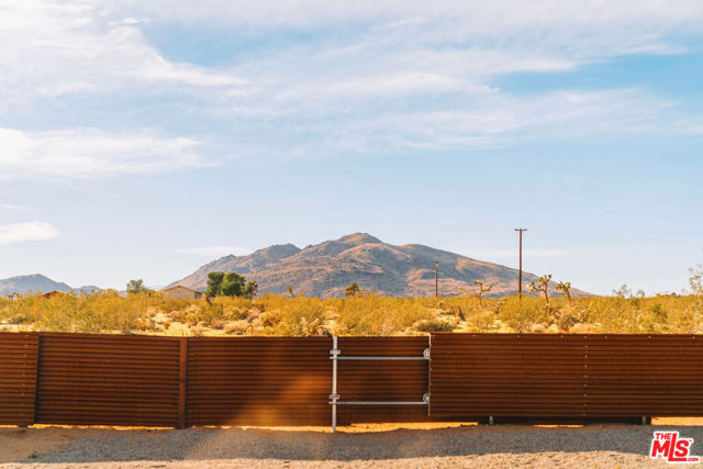4375 Border Avenue, Joshua Tree CA: https://media.crmls.org/mediaz/cd9cba3c-7f83-4978-a221-51003a429bf4.jpg