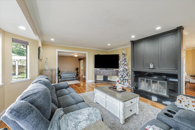 4 Harris Hill Drive, Novato CA: https://media.crmls.org/mediaz/cd9d7a2a-c477-42bc-8f55-d91165d77cd1.jpg