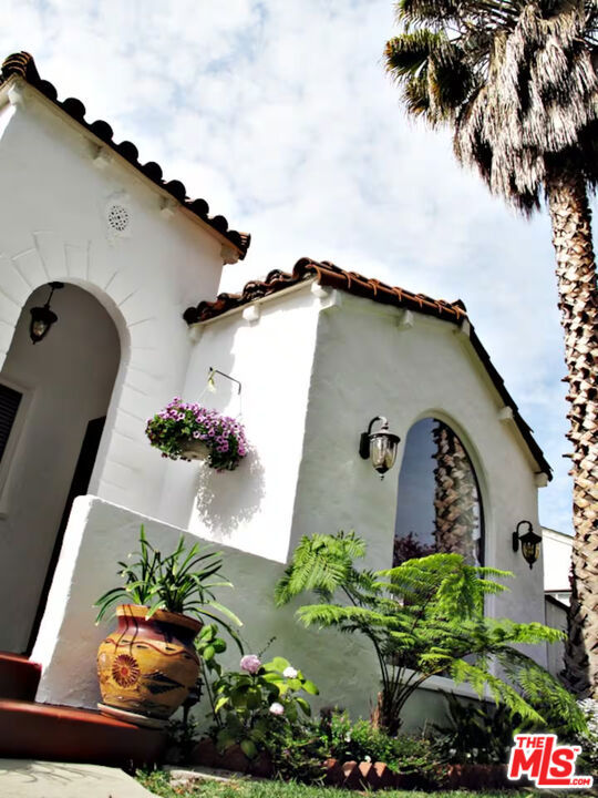 4125 Huron Avenue, Culver City CA: https://media.crmls.org/mediaz/cd9f66fc-d3ef-47ec-bfda-a6df620bea5e.jpg