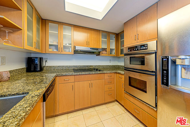 13700 Marina Pointe Drive, Marina del Rey CA: https://media.crmls.org/mediaz/cd9fee99-631a-4aa8-8566-4ea12a67098c.jpg