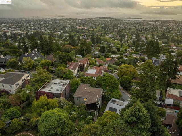 1001 Cragmont Ave, Berkeley CA: https://media.crmls.org/mediaz/cda00611-1be2-4f72-9180-4cb122744c55.jpg