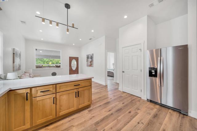 3031 Logan St, Oakland CA: https://media.crmls.org/mediaz/cda0330c-9d03-4efa-be14-620fff7ea66a.jpg