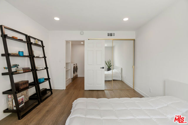 5215 Balboa Boulevard, Encino CA: https://media.crmls.org/mediaz/cda06708-db63-4c42-afc3-f7822c39669d.jpg