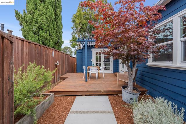 4006 Lincoln Ave, Oakland CA: https://media.crmls.org/mediaz/cda0ead7-23a6-417d-a93b-7f0665411a9a.jpg