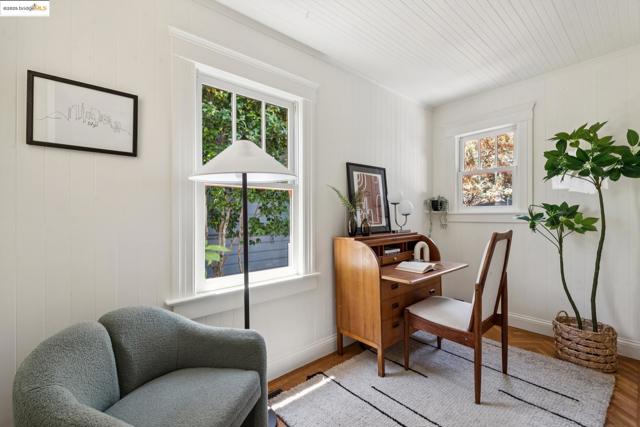 6521 Herzog St, Oakland CA: https://media.crmls.org/mediaz/cda2adc5-ff18-4316-abb1-4419729dfcc5.jpg