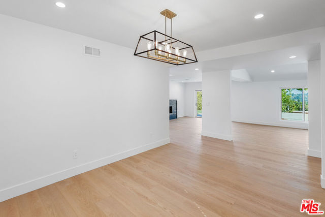 4344 Gayle Drive, Tarzana CA: https://media.crmls.org/mediaz/cda3180a-d048-475d-a3a3-6288ceefc845.jpg
