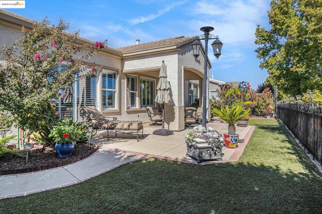 452 Tayberry Ln, Brentwood CA: https://media.crmls.org/mediaz/cda33259-3f65-49af-89b2-fb9f4445d3d1.jpg