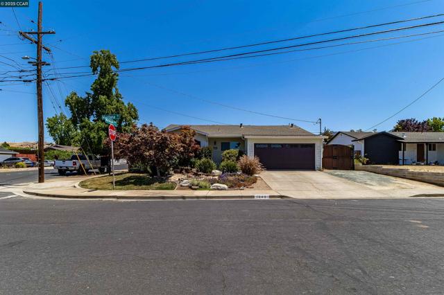 1349 Montana Dr, Concord CA: https://media.crmls.org/mediaz/cda35dc4-d036-4c79-8fcb-48ac97878736.jpg