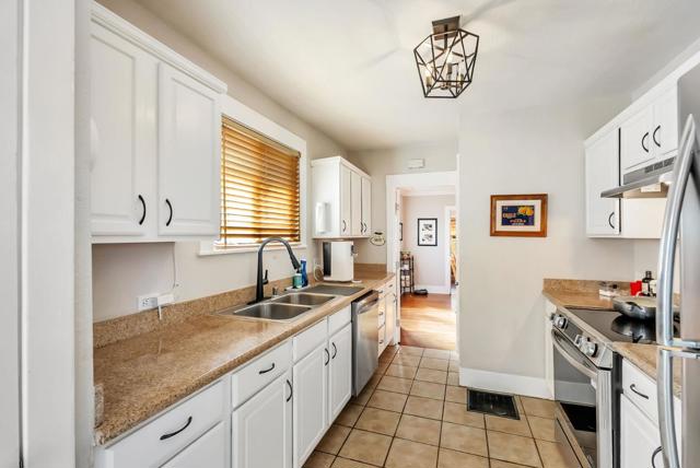 2452 Humboldt Avenue, Oakland CA: https://media.crmls.org/mediaz/cda362ff-8c8f-4f1b-a2af-5678603d41dd.jpg