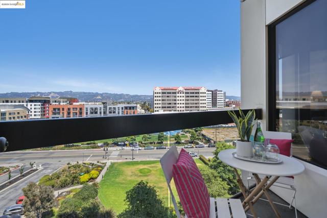 6363 Christie Ave, Emeryville CA: https://media.crmls.org/mediaz/cda3b9b4-effa-454a-9211-c5876954f83a.jpg