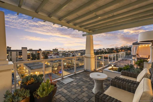 850 Beech St, San Diego CA: https://media.crmls.org/mediaz/cda3ca26-0423-412e-8e23-d5556d32da91.jpg