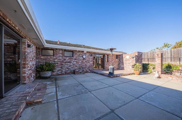 1527 Atherton Way, Salinas CA: https://media.crmls.org/mediaz/cda4072d-d848-4250-a2f1-6e6d63cef7ce.jpg