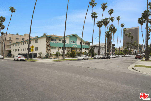400 S Mariposa Avenue, Los Angeles CA: https://media.crmls.org/mediaz/cda460e7-cc6b-4307-a127-6cf34911715d.jpg