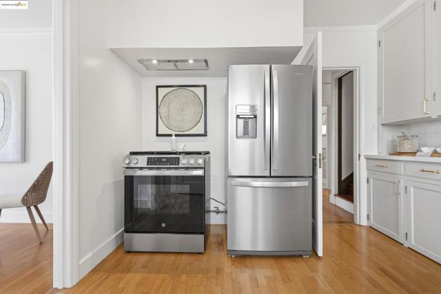 1048 Annerley Rd, Oakland CA: https://media.crmls.org/mediaz/cda4851f-0b61-4115-a764-749a8b9ad750.jpg