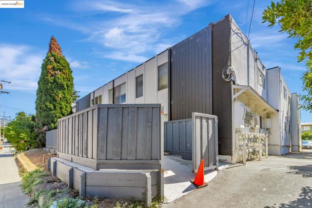 1626 Dwight Way, Berkeley CA: https://media.crmls.org/mediaz/cda4cadd-236f-4343-b64d-97c7827fdc15.jpg