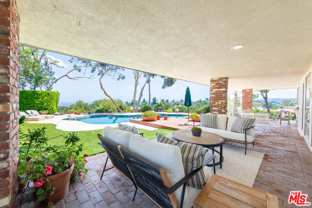 16331 Tudor Drive, Encino CA: https://media.crmls.org/mediaz/cda4f1f9-5f36-4587-a232-a9cdf6ba1034.jpg