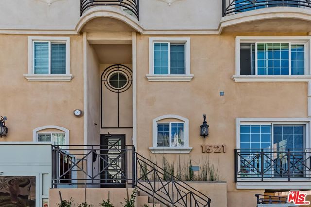 1521 S HAYWORTH Avenue, Los Angeles CA: https://media.crmls.org/mediaz/cda555e2-244c-478d-9476-3c63127b0411.jpg