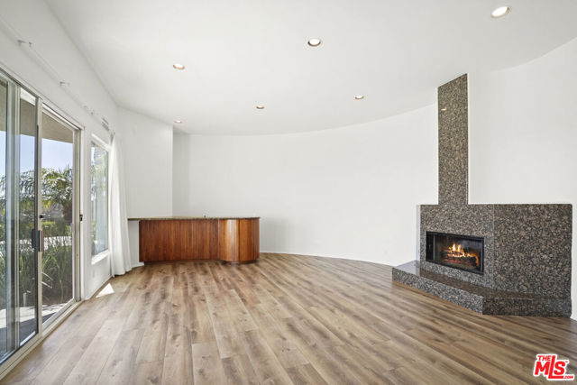 32215 Pacific Coast Highway, Malibu CA: https://media.crmls.org/mediaz/cda55ce2-c1e8-4416-b691-0cec8f0cd0a7.jpg