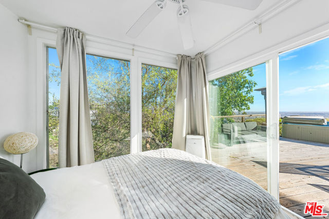 8494 Cole Crest Drive, Los Angeles CA: https://media.crmls.org/mediaz/cda6d74a-a2ca-4f0b-900f-1ae0e6f2dff6.jpg