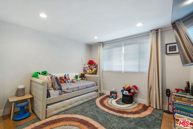 5326 Fairview Boulevard, Los Angeles CA: https://media.crmls.org/mediaz/cda6e505-3e87-4f9f-86d2-fbd3ad1cb231.jpg