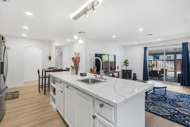 548 Sonoma Ave, Livermore CA: https://media.crmls.org/mediaz/cda6ea6d-00a1-4731-9952-a72a5d116e23.jpg
