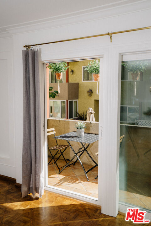 1242 S Barrington Avenue, Los Angeles CA: https://media.crmls.org/mediaz/cda72352-5ff6-42a2-9370-b5b71b3d16da.jpg