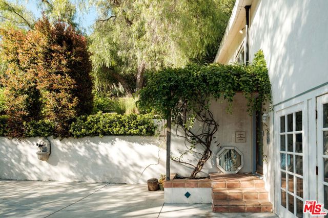 21316 Encina Road, Topanga CA: https://media.crmls.org/mediaz/cda751b1-e86f-4a3a-8bda-666460d46967.jpg