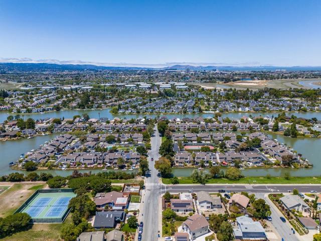 588 Marlin Court, Redwood City CA: https://media.crmls.org/mediaz/cda7f0cf-ad7f-4950-9286-f286be0c8fd7.jpg