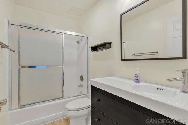 8640 Via Mallorca, La Jolla CA: https://media.crmls.org/mediaz/cda86a18-10c3-4d36-8ebf-d3b0fbfafcbe.jpg