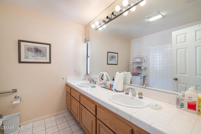 3804 Eddingham Avenue, Calabasas CA: https://media.crmls.org/mediaz/cda899a6-0a33-4feb-8ea9-1d7dcd467481.jpg