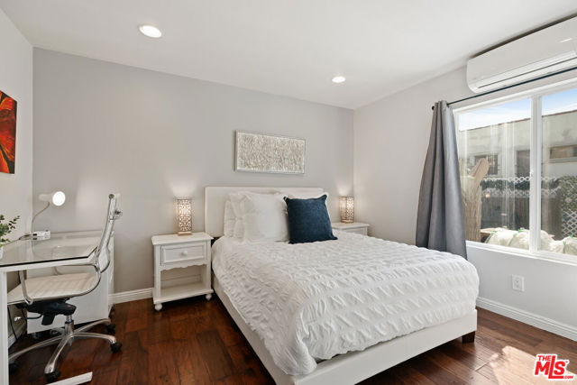 1301 S Hudson Avenue, Los Angeles CA: https://media.crmls.org/mediaz/cda8dc83-b025-4762-8f8d-713fa12f49b9.jpg