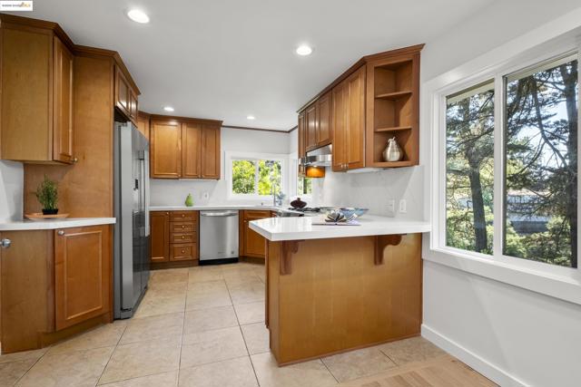 6537 Aitken Dr, Oakland CA: https://media.crmls.org/mediaz/cda90529-ef22-46cf-84aa-438ec2453b8d.jpg