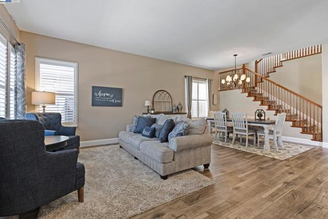 6454 Green Castle Cir, Discovery Bay CA: https://media.crmls.org/mediaz/cda9a66b-0424-4be4-8a3b-a101cbbcd2a2.jpg