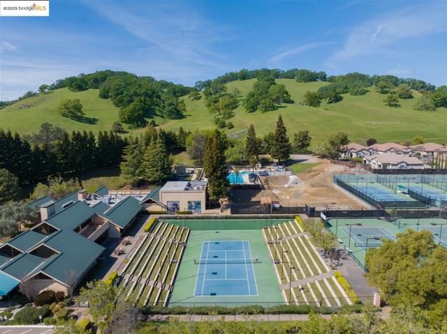 3266 Congressional Cir, Fairfield CA: https://media.crmls.org/mediaz/cda9ac0c-63fe-45be-8b4f-53096785d832.jpg