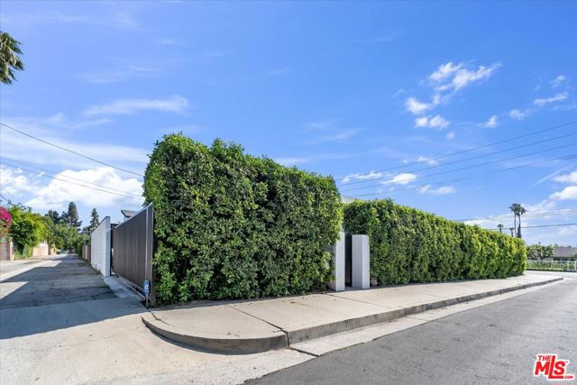 5456 Hazeltine Avenue, Sherman Oaks CA: https://media.crmls.org/mediaz/cdaa477a-7e50-4fb5-b28b-c6b04b16cb2c.jpg