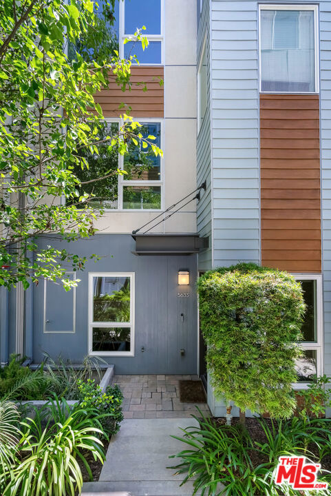 5633 Observation Lane, Los Angeles CA: https://media.crmls.org/mediaz/cdaac219-8512-4dab-aa55-28d558a6cce8.jpg