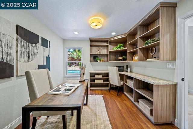 21 Mirango Ct, Clayton CA: https://media.crmls.org/mediaz/cdaadde8-14c1-4117-92d7-63645d5248ff.jpg