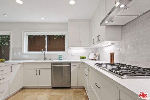 1011 5th Street, Santa Monica CA: https://media.crmls.org/mediaz/cdac5742-be60-41c4-a94c-a9e775063935.jpg