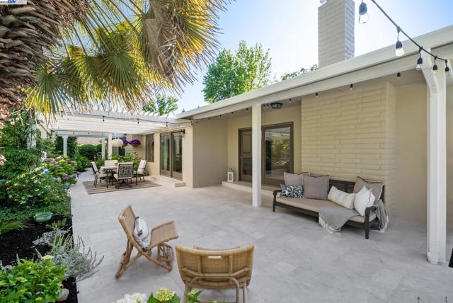 290 Bolla Ave, Alamo CA: https://media.crmls.org/mediaz/cdacab82-7ab4-4c21-9b95-1f83a40f7bd7.jpg