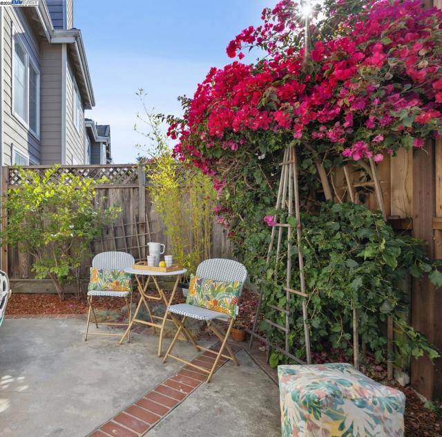 15 Mcdonnel Rd, Alameda CA: https://media.crmls.org/mediaz/cdacfc98-4fe9-402e-ab23-4c2c9b303282.jpg