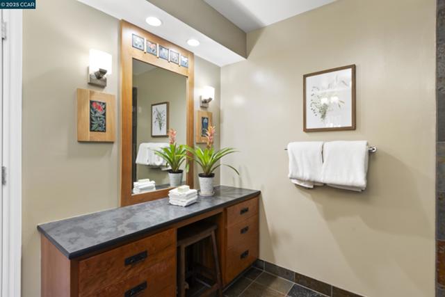 350 Pine Creek Rd, Walnut Creek CA: https://media.crmls.org/mediaz/cdad1018-94ae-402a-93f1-3e99cf359ee8.jpg