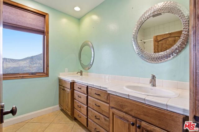 10825 Pacific View Drive, Malibu CA: https://media.crmls.org/mediaz/cdad436d-8df5-42ff-a6ae-3d5fac5ac47c.jpg