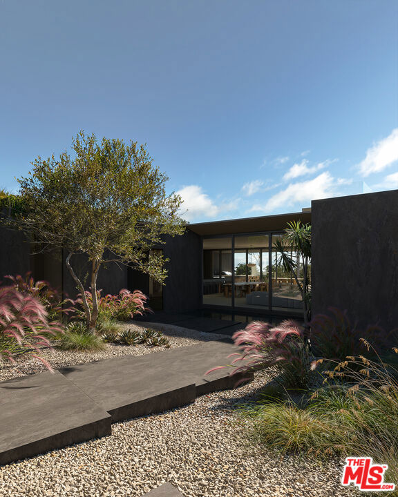 29200 Larkspur Lane, Malibu CA: https://media.crmls.org/mediaz/cdae20b1-87f5-4a31-826d-67ab454da7ad.jpg