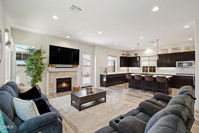 1521 Thorpe Trail, Oxnard CA: https://media.crmls.org/mediaz/cdae2f17-2b2a-41c2-bc76-3d0f756b1931.jpg