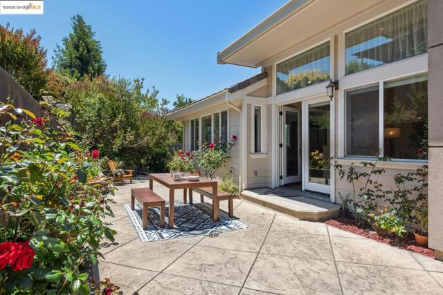 3244 Ridgeview PL, Hayward CA: https://media.crmls.org/mediaz/cdaf8dca-b76c-4c43-b160-a6410bd8c7e5.jpg