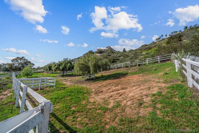 7102 Via Mariposa Norte, Bonsall CA: https://media.crmls.org/mediaz/cdb0b324-5ad2-499c-9799-0e19af6efe53.jpg