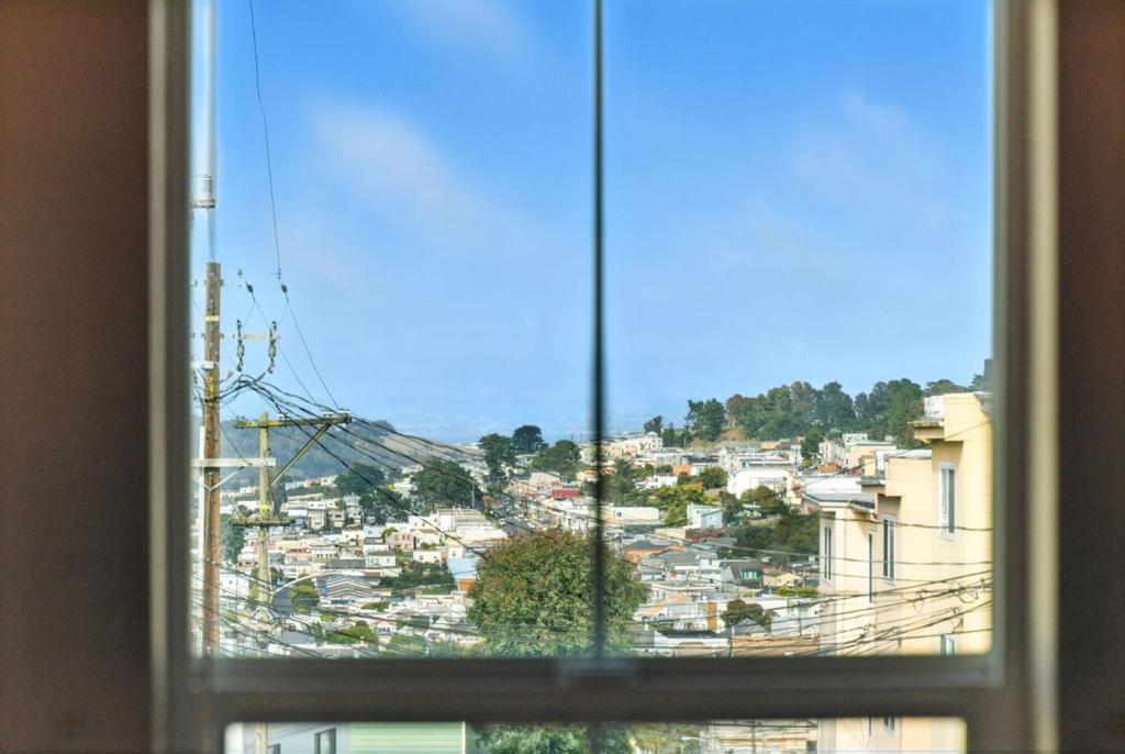 https://media.crmls.org/mediaz/cdb13df9-a6fd-4f6c-b4bb-42bd55d9b12d.jpg?preset=X-Large