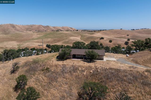 16700 Marsh Creek Rd, Clayton CA: https://media.crmls.org/mediaz/cdb1d5a7-538f-44c4-a58f-e232d8ec3c37.jpg
